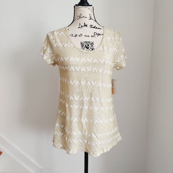 NWT LulaRoe Classic T Aztec Geometric Top Short Sleeve XS - Picture 1 of 6